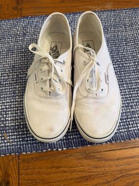 Vans white tone on tone, checkerboard platform sneaker. M sz6 womsz 7.5